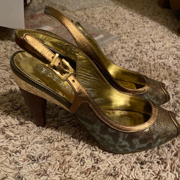 BCBG Snake skin Peep Toe Heels. Size 7. Excellent condition. - Picture 2 of 2